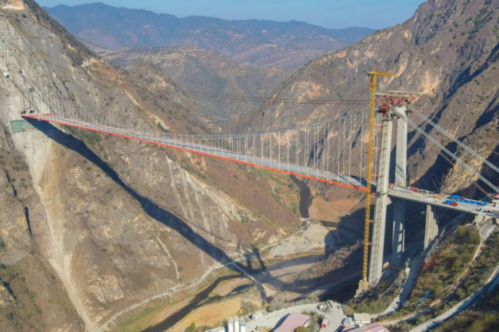 چین طولانی‌ترین پل معلق تک پایه جهان را ساخت؛ کاهش زمان سفر از یک ساعت و نیم یه دو دقیقه!
