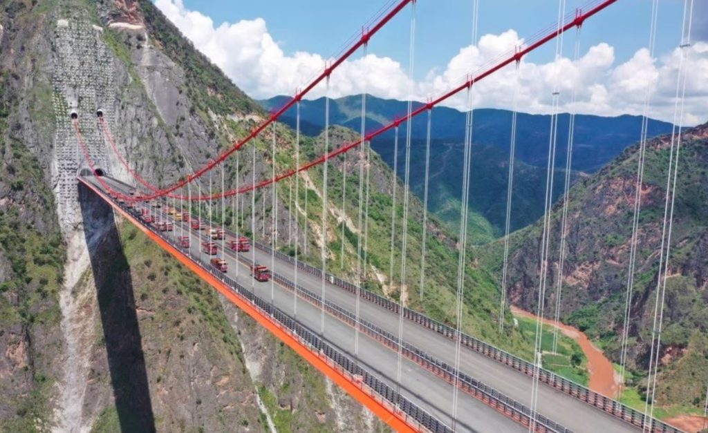 چین طولانی‌ترین پل معلق تک پایه جهان را ساخت؛ کاهش زمان سفر از یک ساعت و نیم یه دو دقیقه!