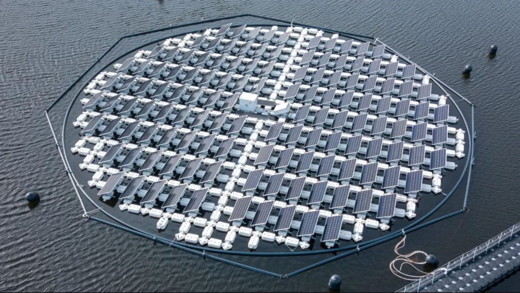 پنل‌های خورشیدی شناور نوآورانه یک شرکت پرتغالی، حرکات خورشید را دنبال می‌کنند