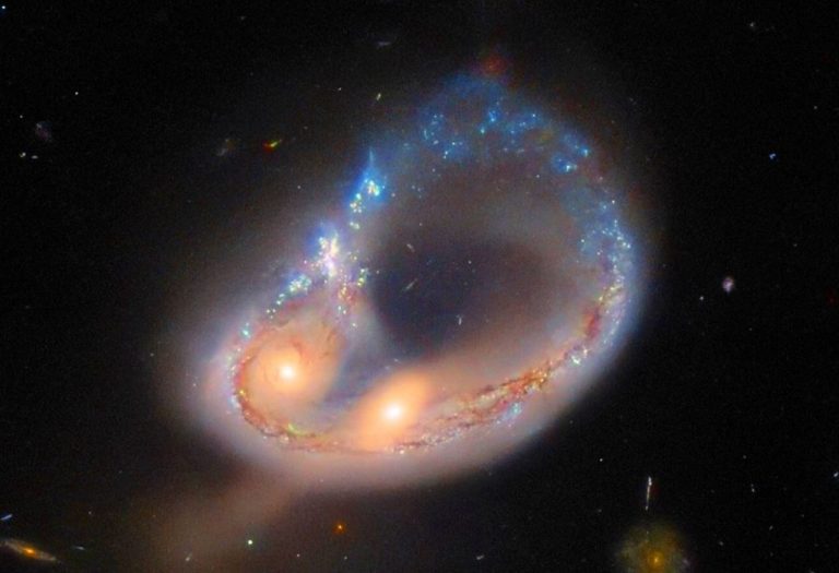 هابل تصویر دو کهکشان که به شکل حلقه‌ای غیرعادی در آمده‌اند را منتشر کرد