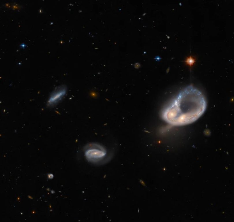 هابل تصویر دو کهکشان که به شکل حلقه‌ای غیرعادی در آمده‌اند را منتشر کرد