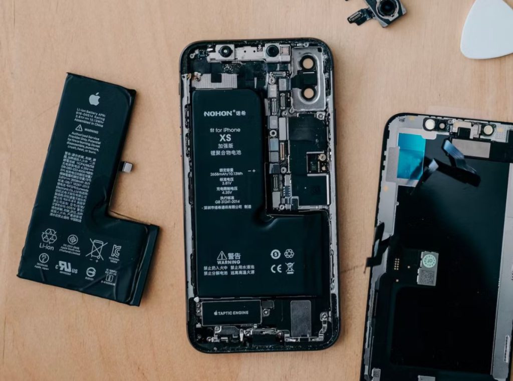 ممکن است شرکت‌های تولیدکننده گوشی مجبور شوند دوباره به باتری‌های قابل‌تعویض توسط کاربر روی بیاورند!