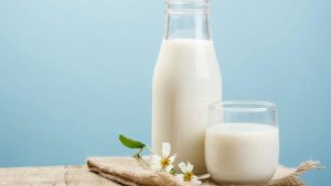آیا می‌توان برای نگهداری بیشتر شیر، آن را فریز کرد؟