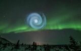 موشک اسپیس ایکس یک نور مارپیچی خیره کننده بر فراز شفق قطبی ایجاد کرد