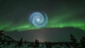 موشک اسپیس ایکس یک نور مارپیچی خیره کننده بر فراز شفق قطبی ایجاد کرد