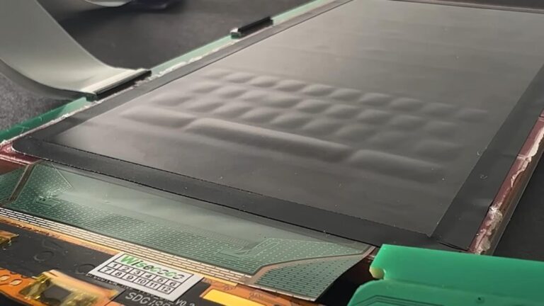 محققان یک نمایشگر OLED با صفحه کلید دارای قابلیت برجسته شدن تولید کردند
