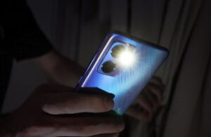 4 روش برتر برای روشن یا خاموش کردن چراغ قوه گوشی اندرویدی