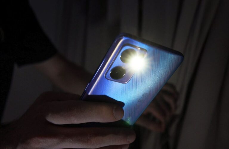 4 روش برتر برای روشن یا خاموش کردن چراغ قوه گوشی اندرویدی