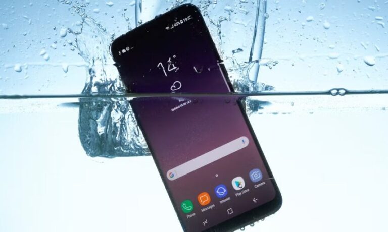 بعد از افتادن گوشی یا تبلت در آب، چه باید کرد؟