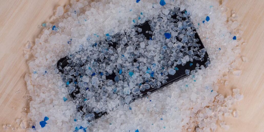 بعد از افتادن گوشی در آب چه اقداماتی را باید انجام داد؟