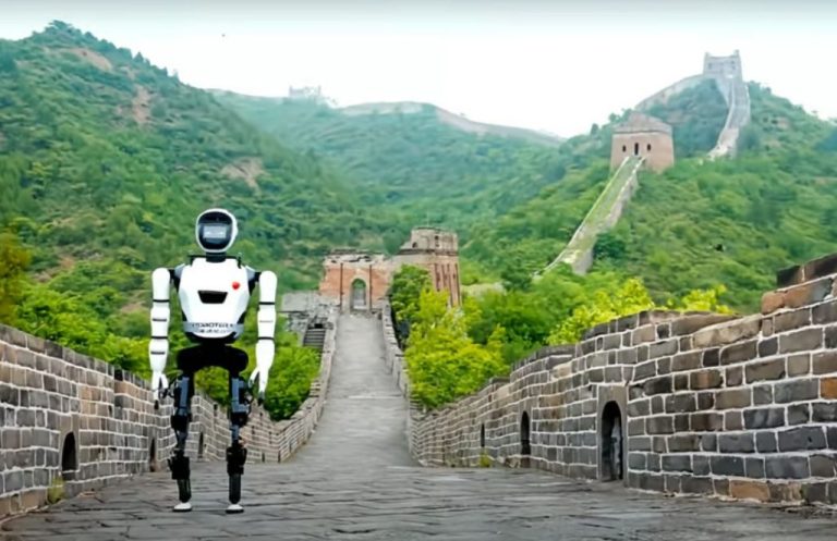 فتح دیوار چین توسط یک ربات انسان‌نما!