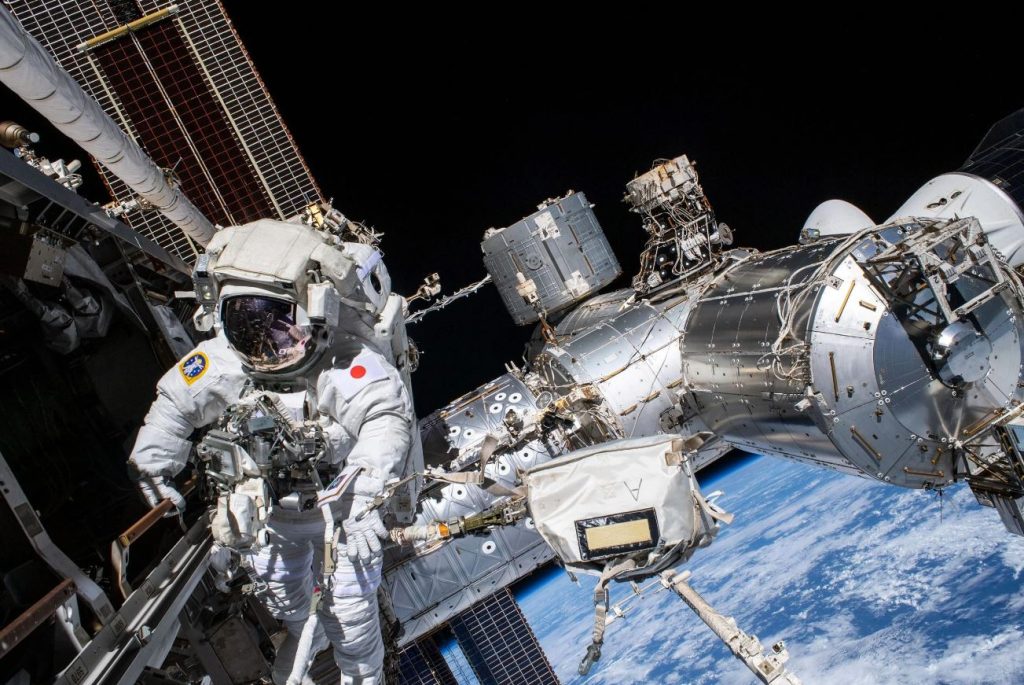 ۹ فضانورد، ۱ سفینه‌ی استارلاینر و جاذبه صفر؛ زندگی در یک ایستگاه فضایی!