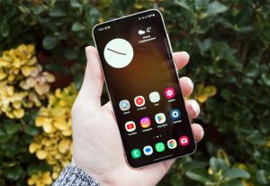 چگونه مکان نوار وضعیت ساعت را در گوشیهای گلکسی سامسونگ جابهجا یا پنهان کنیم؟