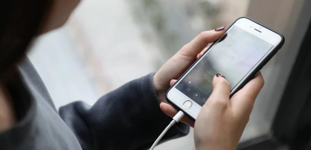 7 دلیل اصلی کند شارژ شدن گوشی های هوشمند [راه حل رفع آن‌ها]