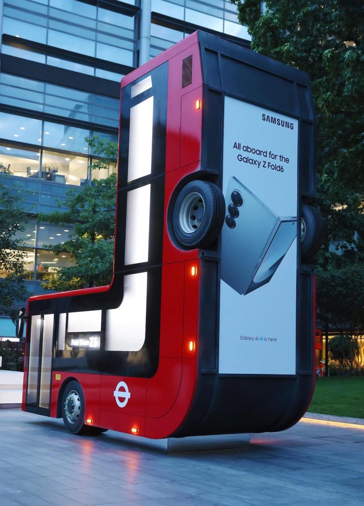 سامسونگ برای تبلیغ گوشی های تاشو خود یک اتوبوس قرمز لندنی را تا کرد!