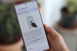 قابلیت ترجمه زنده هوش مصنوعی گلکسی به پیامرسانهای شخصثالث راه یافت!