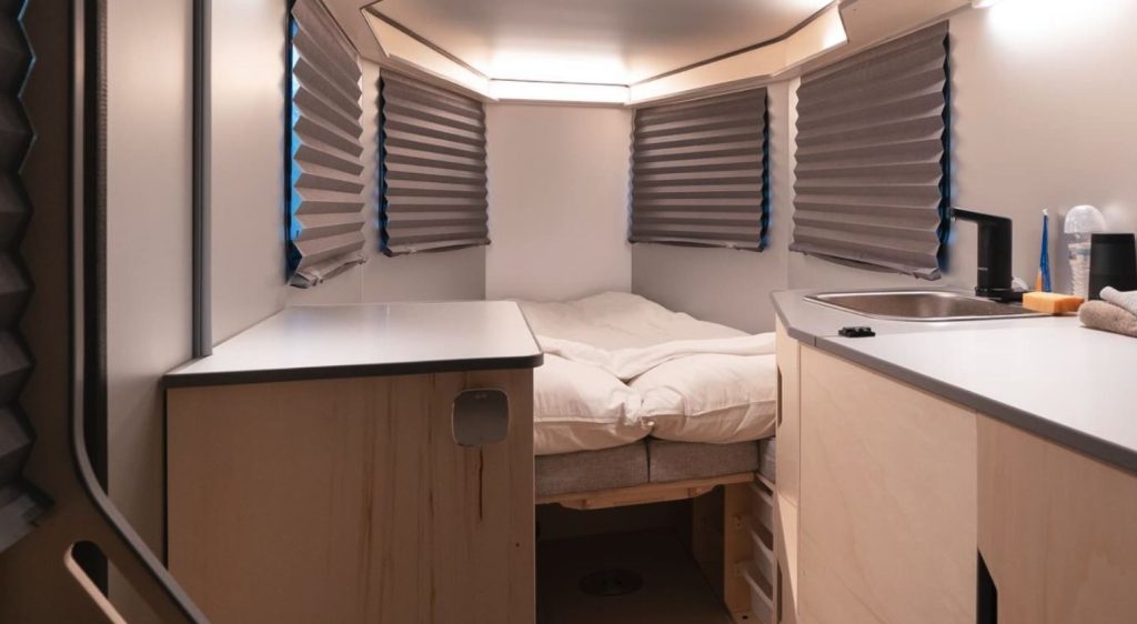 تریلر مسافرتی جدید که مانند یک بال آیرودینامیک به نظر میرسد ... برای کمپینگ؟