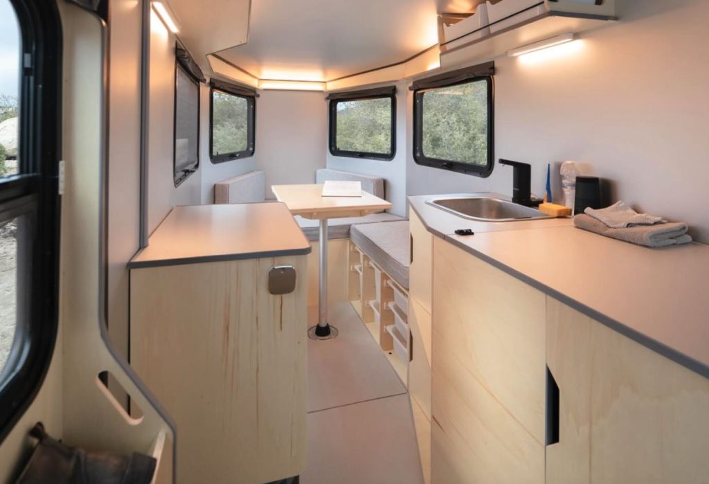 تریلر مسافرتی جدید که مانند یک بال آیرودینامیک به نظر میرسد ... برای کمپینگ؟