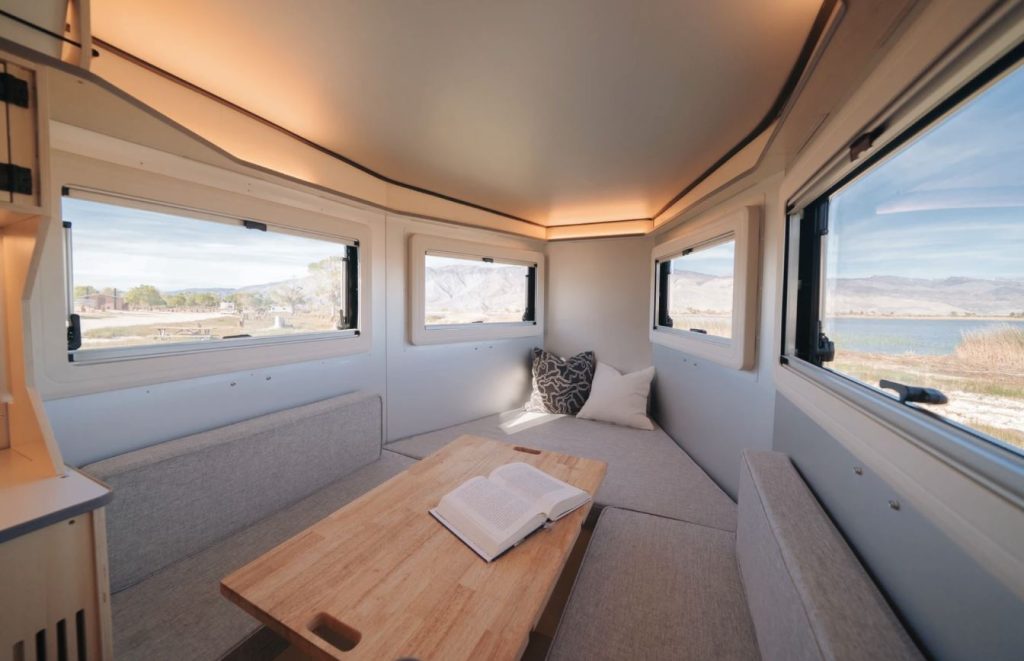 تریلر مسافرتی جدید که مانند یک بال آیرودینامیک به نظر میرسد ... برای کمپینگ؟