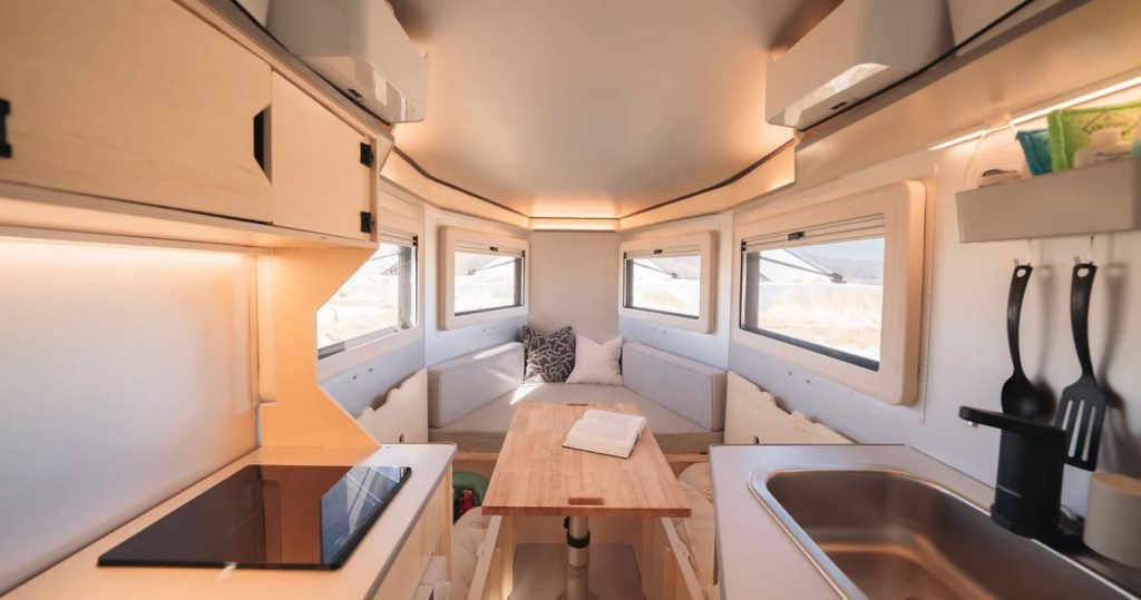 تریلر مسافرتی جدید که مانند یک بال آیرودینامیک به نظر میرسد ... برای کمپینگ؟