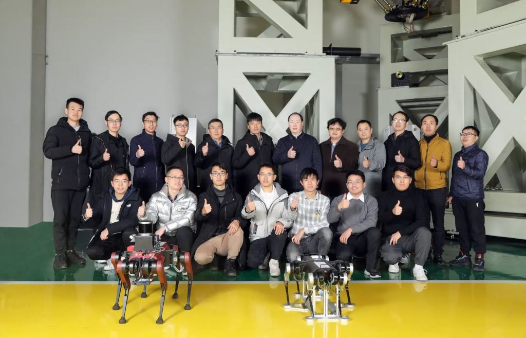 در چین، نسبت سگ‌های راهنما به افراد نابینا تقریبا یک سگ برای هر 40,000 نفر است. پژوهشگران در حال توسعه یک ربات سگ شش‌پا با قابلیت هوش مصنوعی هستند تا این نیاز را برطرف کرده و کاربران را به‌طور ایمن به مقصدهایشان هدایت کنند.