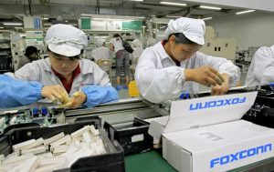 فاکسکان 50 هزار نیروی کار جدید را برای خط تولید آیفون 16 استخدام کرد!