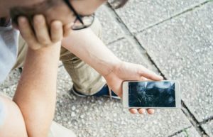 چگونه محافظ نمایشگر ضعیف گوشیهای ارزان در نهایت هزینه بیشتری میتراشد؟