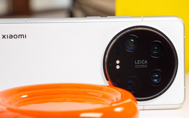 شیائومی 15 اولترا احتمالاً با پنل های پشتی چرمی، شیشهای و سرامیکی عرضه خواهد شد