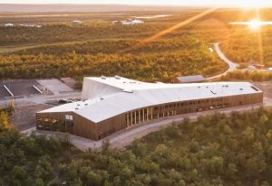 این مدرسهی چوبی میتواند در برابر سرمای شدید مقاومت کند!