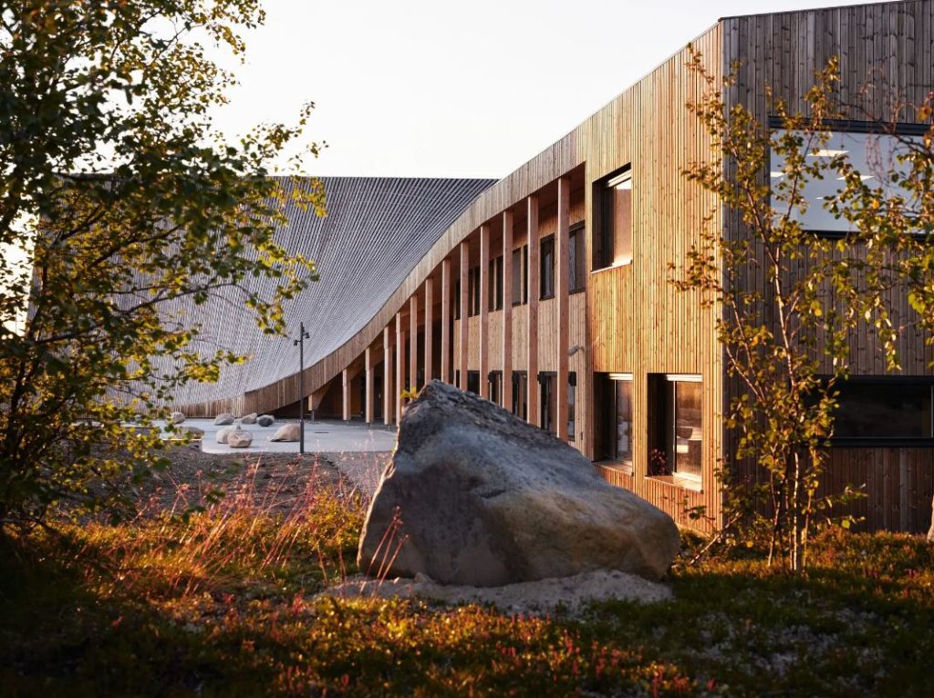 این مدرسهی چوبی به صورت منفعلانه در برابر سرمای شدید مقاومت میکند!