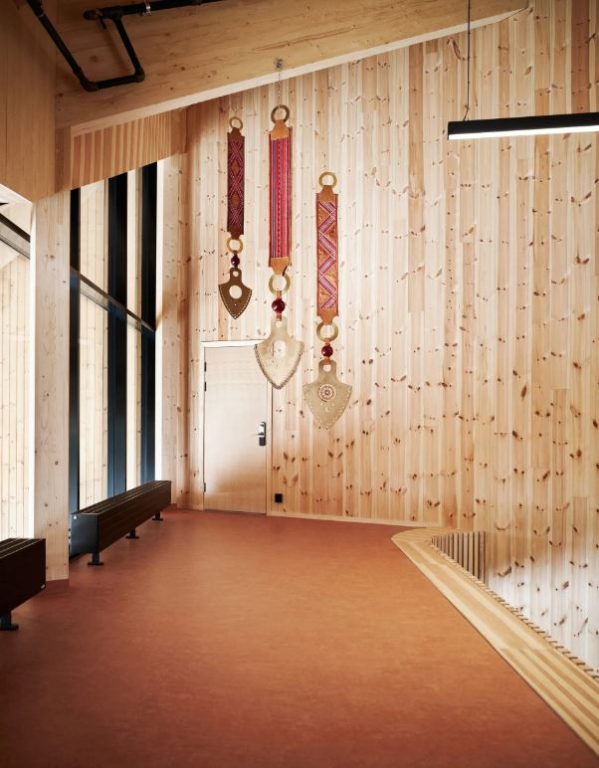 این مدرسهی چوبی به صورت منفعلانه در برابر سرمای شدید مقاومت میکند!