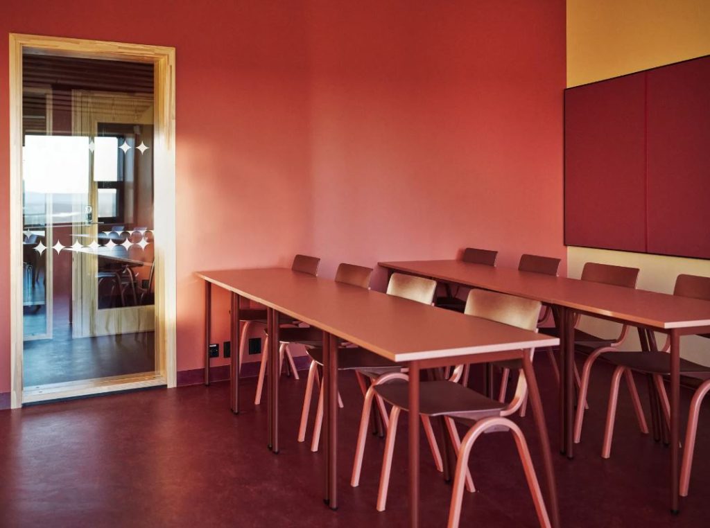 این مدرسهی چوبی به صورت منفعلانه در برابر سرمای شدید مقاومت میکند!