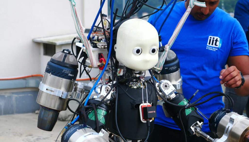 مهندسان در حال ساخت یک انسان نما پرنده با موتور جت برای کمک در زمان فاجعه هستند!