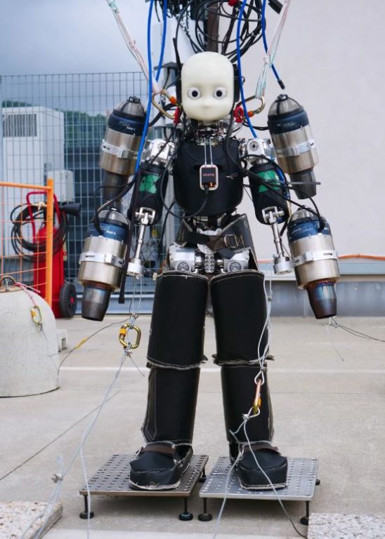 مهندسان در حال ساخت یک انسان نما پرنده با موتور جت برای کمک در زمان فاجعه هستند!