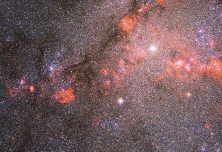 هابل به قلب پرستارهی کهکشان تراینگولم خیره میشود!