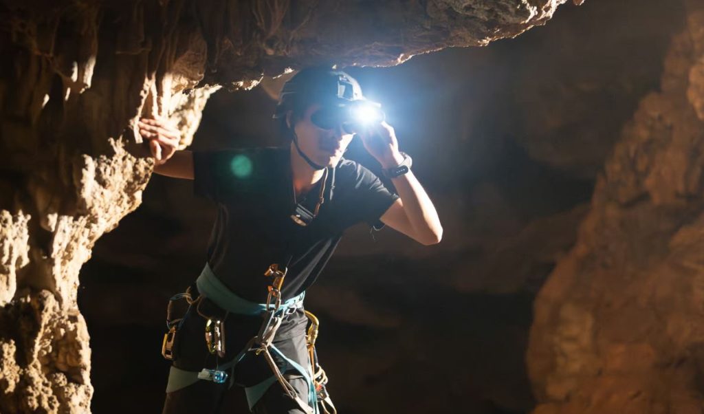 این عینک دو صفحه‌ای دید در شب به شما امکان انتخاب نحوه مشاهده تاریکی را می‌دهد!