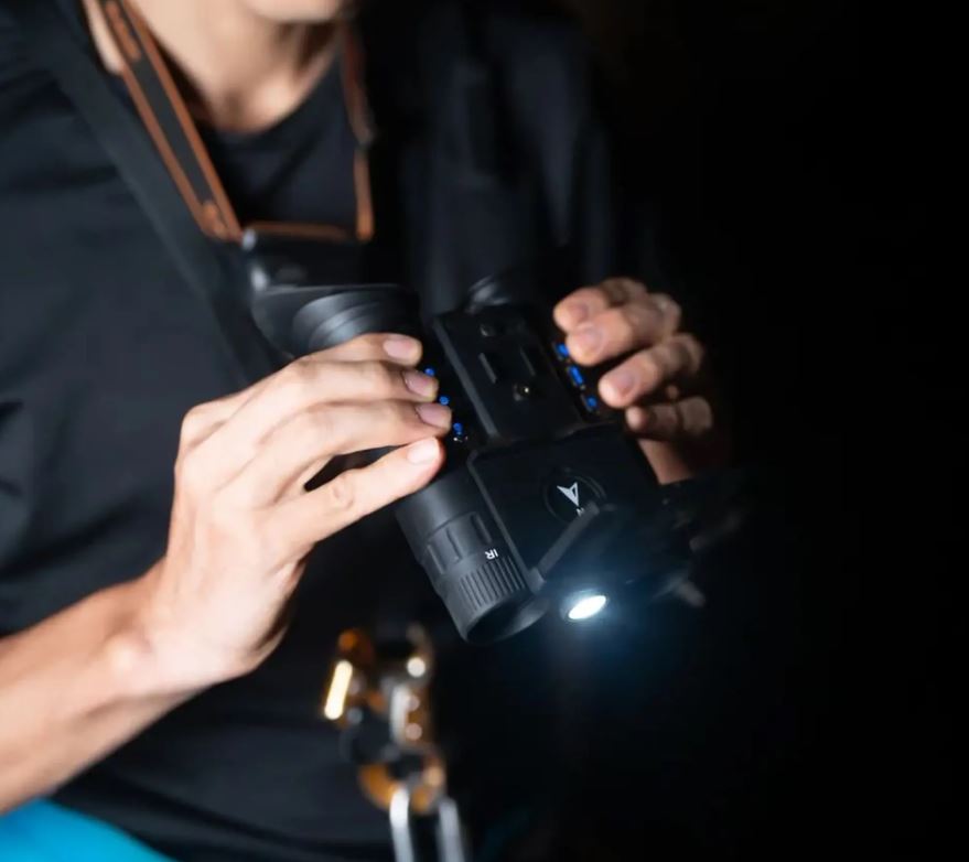 این عینک دو صفحه‌ای دید در شب به شما امکان انتخاب نحوه مشاهده تاریکی را می‌دهد!