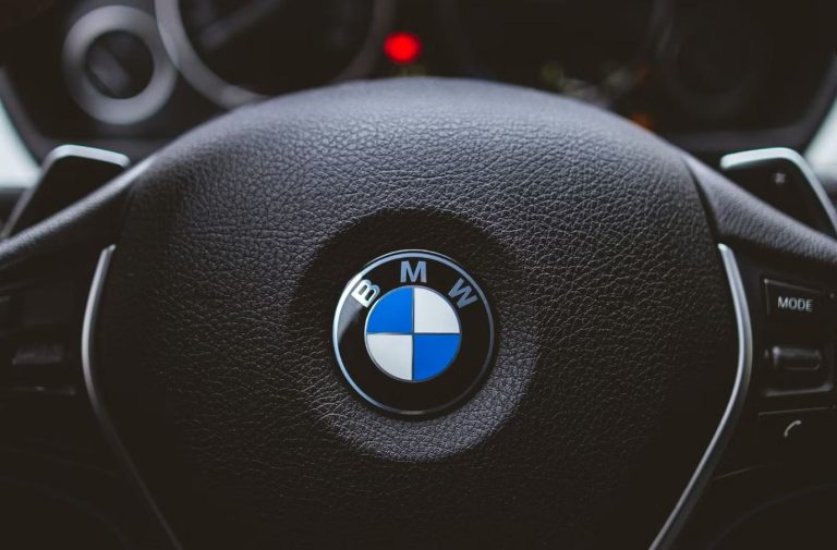 5 واقعیت شگفتانگیز درباره BMW؛ از ساختمان شبیه به موتور تا داستان پشت لوگو!