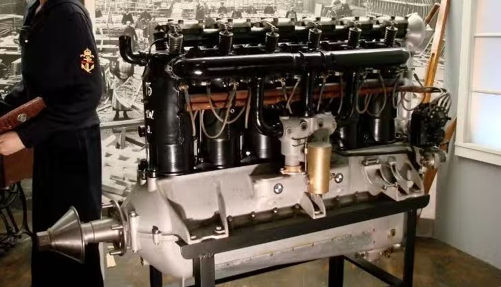 5 واقعیت شگفتانگیز درباره BMW؛ از ساختمان شبیه به موتور تا داستان پشت لوگو!