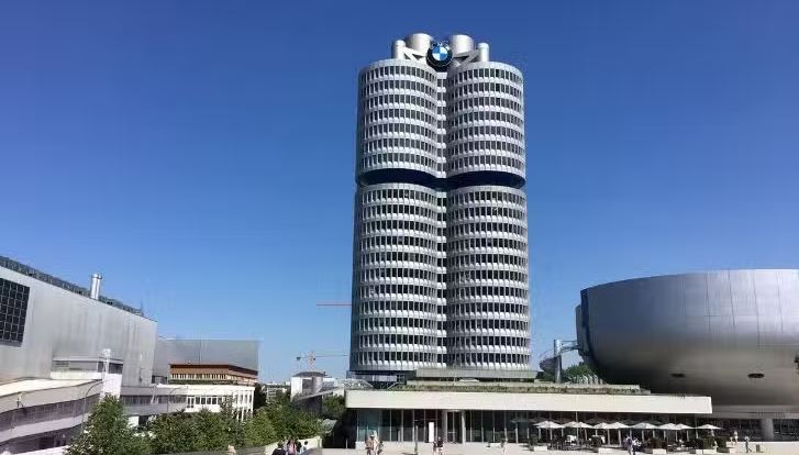 5 واقعیت شگفتانگیز درباره BMW؛ از ساختمان شبیه به موتور تا داستان پشت لوگو!