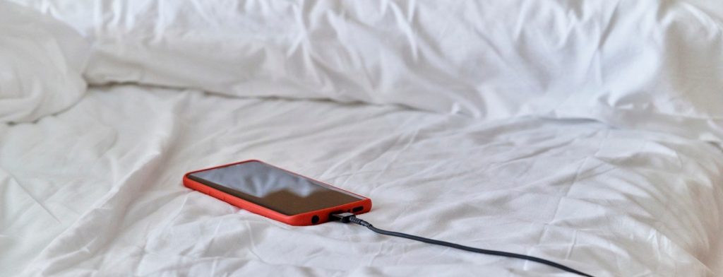 انفجار آیفون 14 پرو مکس در حال شارژ، دست‌ها و آپارتمان اجاره‌ای یک خانم چینی را سوزاند!