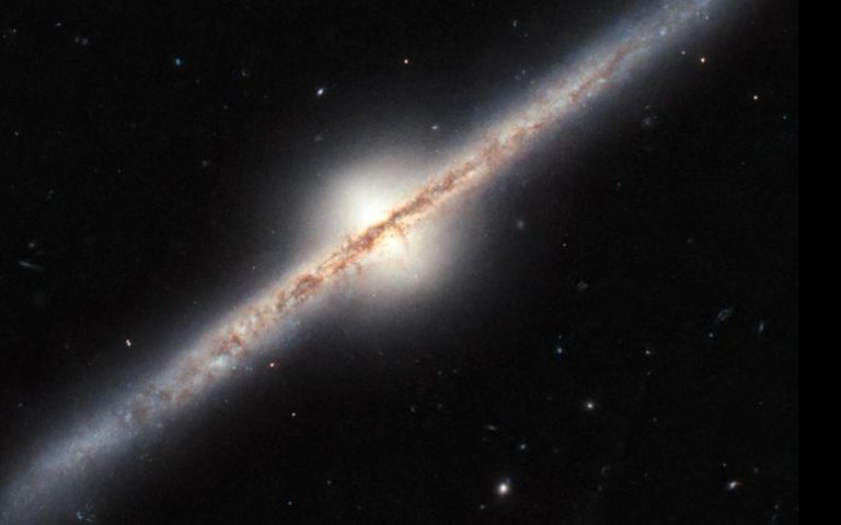 نگاه ۲۳ ساله هابل به کهکشان مارپیچی و تاب‌خورده رازهای پنهان آن را آشکار می‌کند!