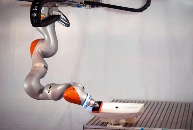 این ربات بلندپروازانه با تماشای دیگران، شستن سینک را یاد می‌گیرد! [تماشا کنید]