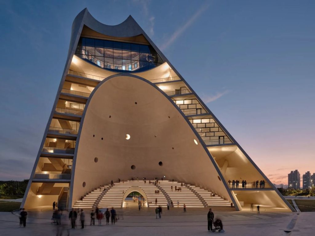 برج خورشیدی فوقالعادهای که مانند یک ساعت آفتابی عظیم عمل میکند!