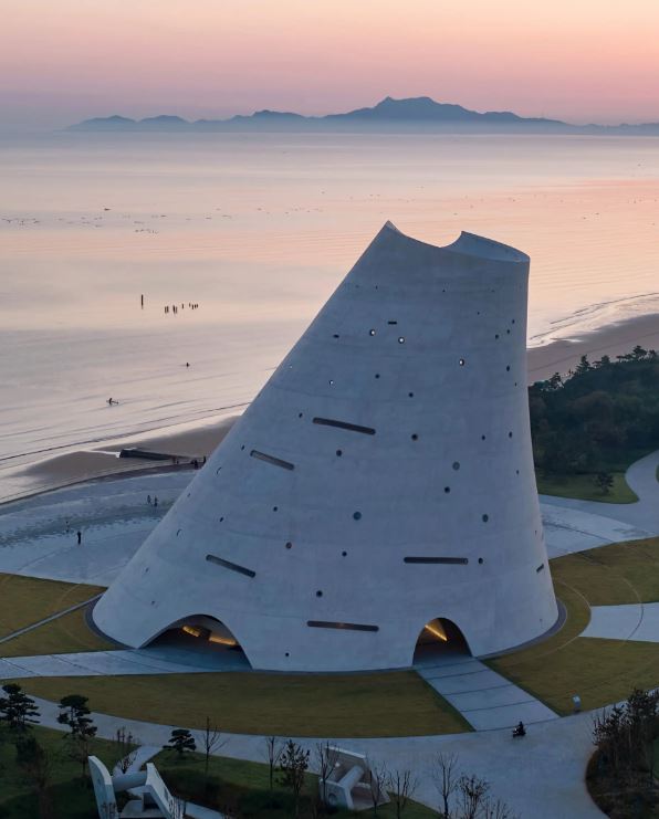 برج خورشیدی فوقالعادهای که مانند یک ساعت آفتابی عظیم عمل میکند!