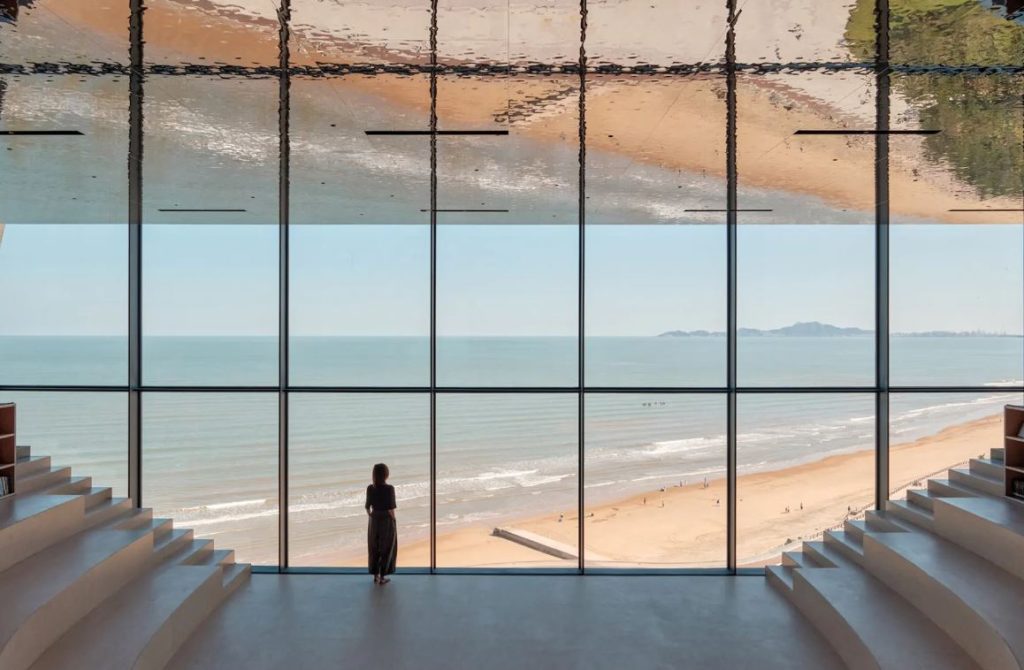 برج خورشیدی فوقالعادهای که مانند یک ساعت آفتابی عظیم عمل میکند!