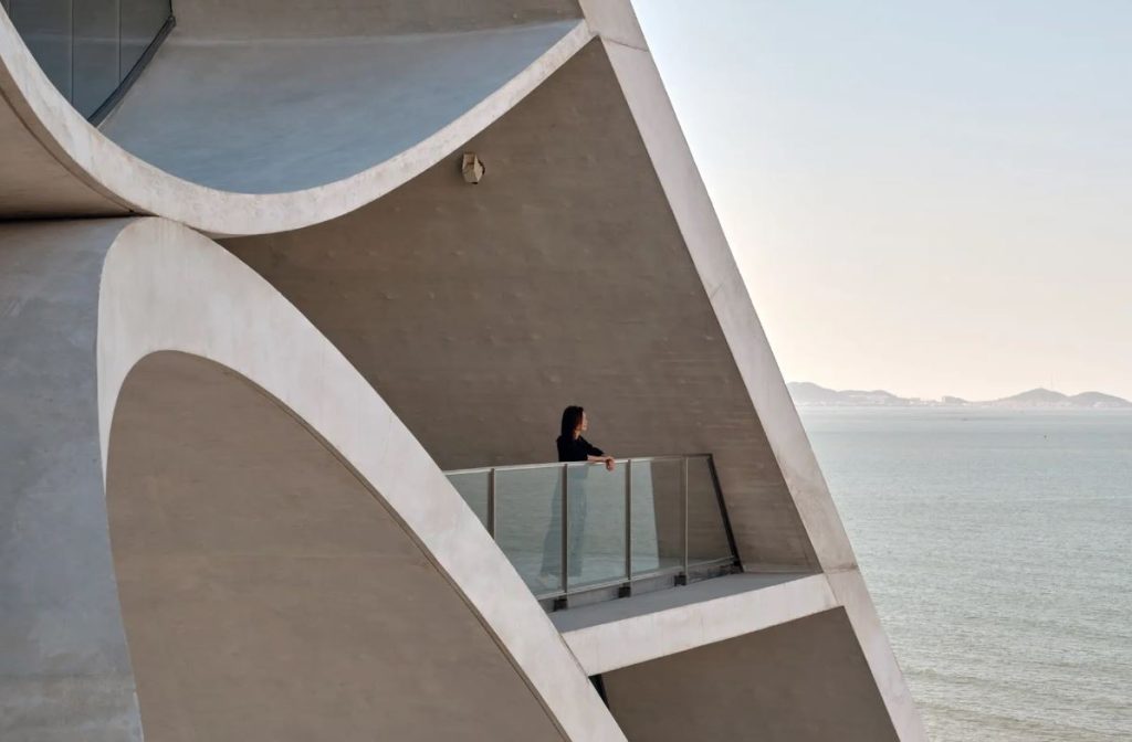 برج خورشیدی فوقالعادهای که مانند یک ساعت آفتابی عظیم عمل میکند!