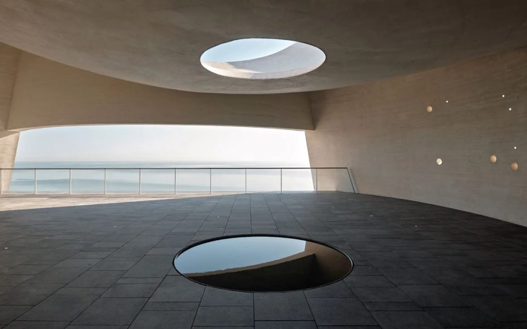 برج خورشیدی فوقالعادهای که مانند یک ساعت آفتابی عظیم عمل میکند!