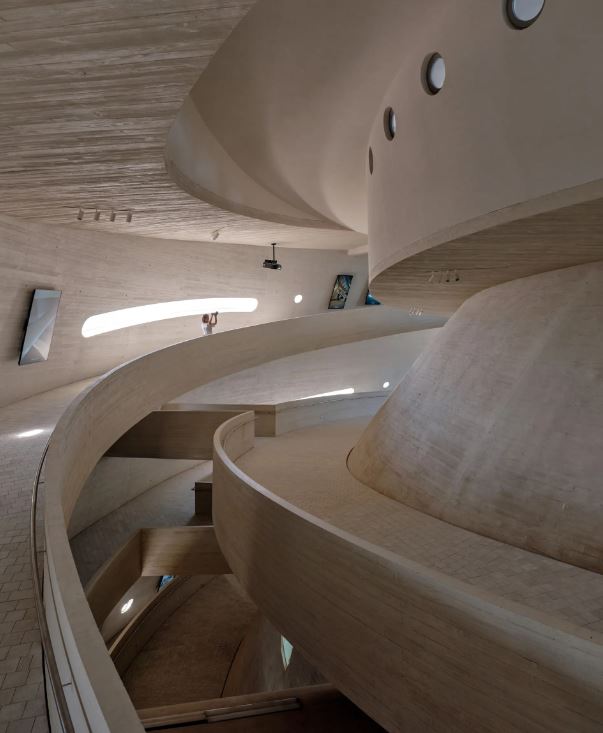 برج خورشیدی فوقالعادهای که مانند یک ساعت آفتابی عظیم عمل میکند!