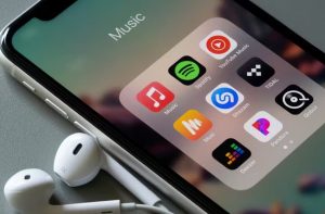 پخش پشت سر هم موزیک در آیفون